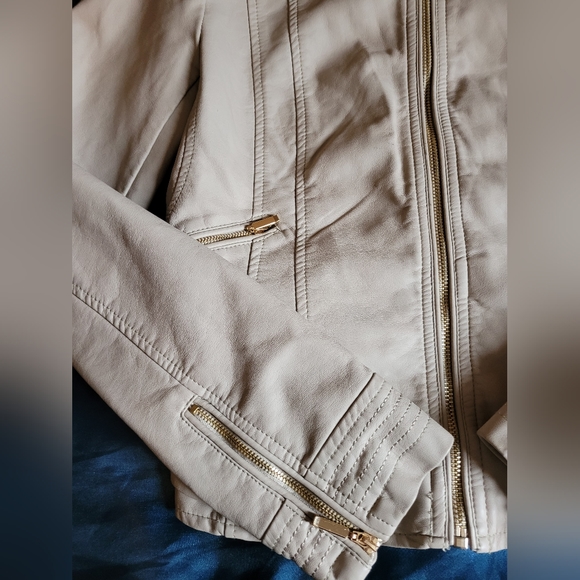 LE CHATEAU Faux leather - Picture 2 of 4